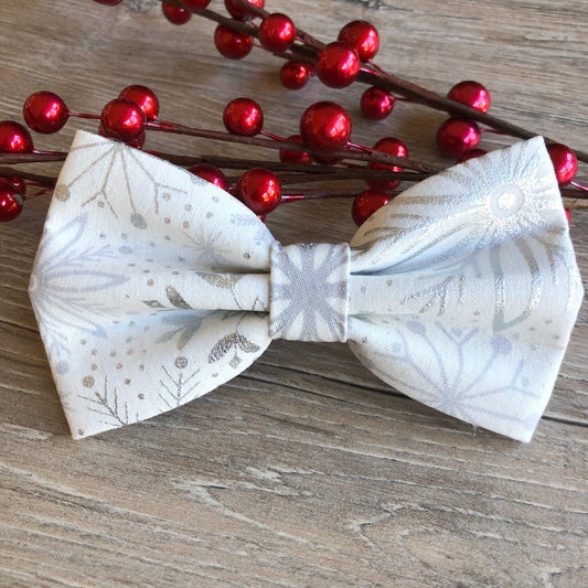 New! white and silver, Dog Bowtie, Christmas Dog Accessories, Dog Bowtie, Puppy Bow, Pet bowtie, bowties, snowflake dog bowtie,snowflakes