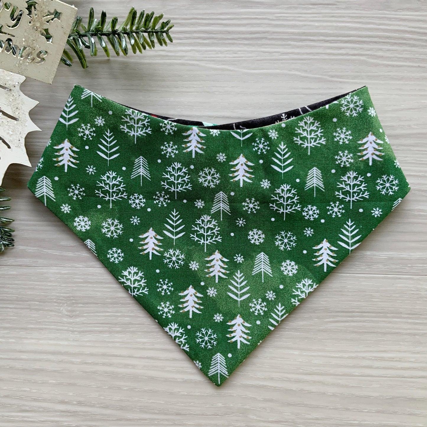 Christmas Coffee Dog Bandana, Green Snowflake Snap-On Bow Set