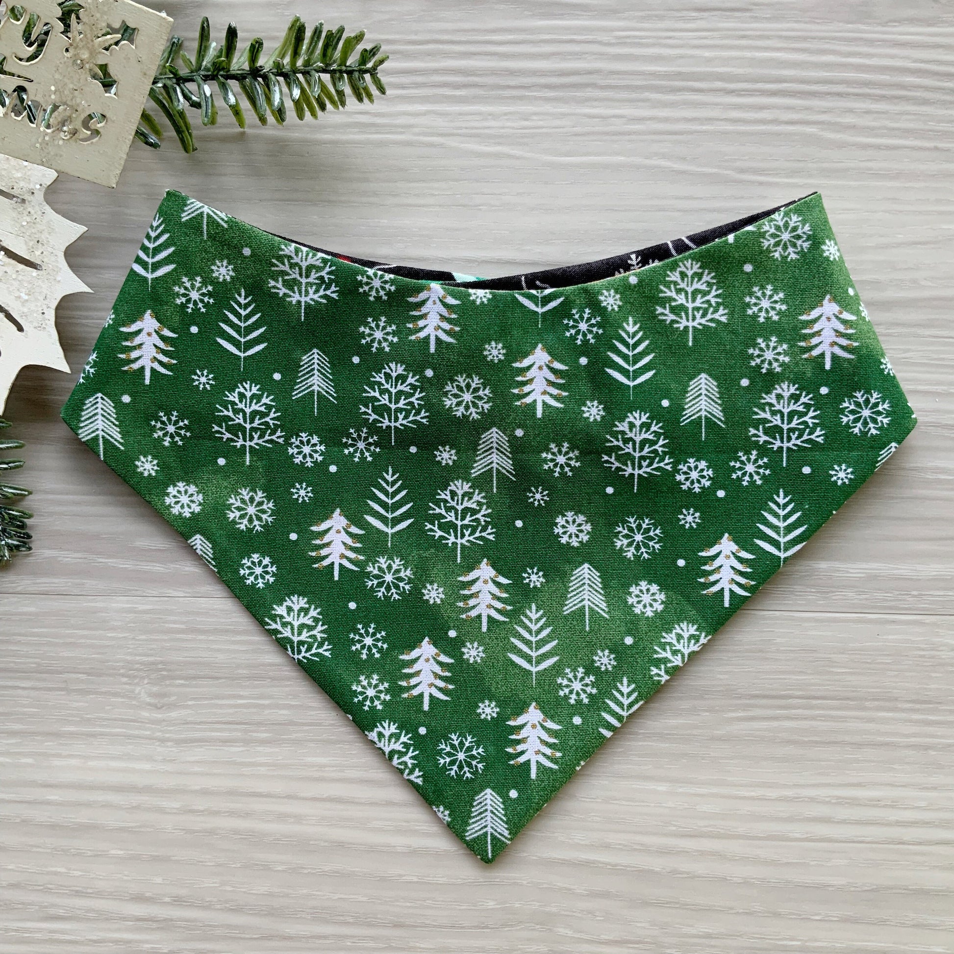 Christmas Coffee Dog Bandana, Green Snowflake Snap-On Bow Set